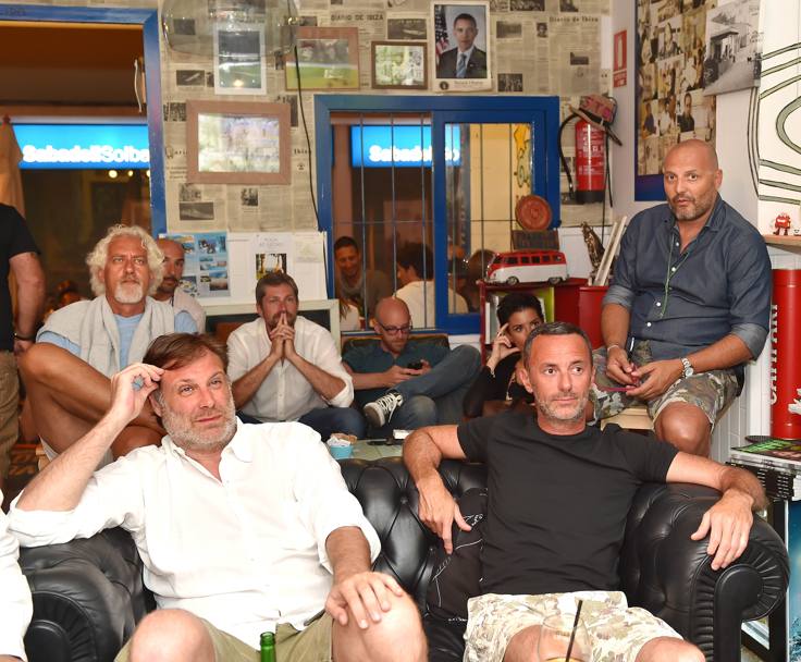 In gruppo davanti al televisore per una partita. A destra Sasha Djordjevic, ex Olimpia Milano e Pesaro ora allenatore del Panathinaikos (Bozzani)